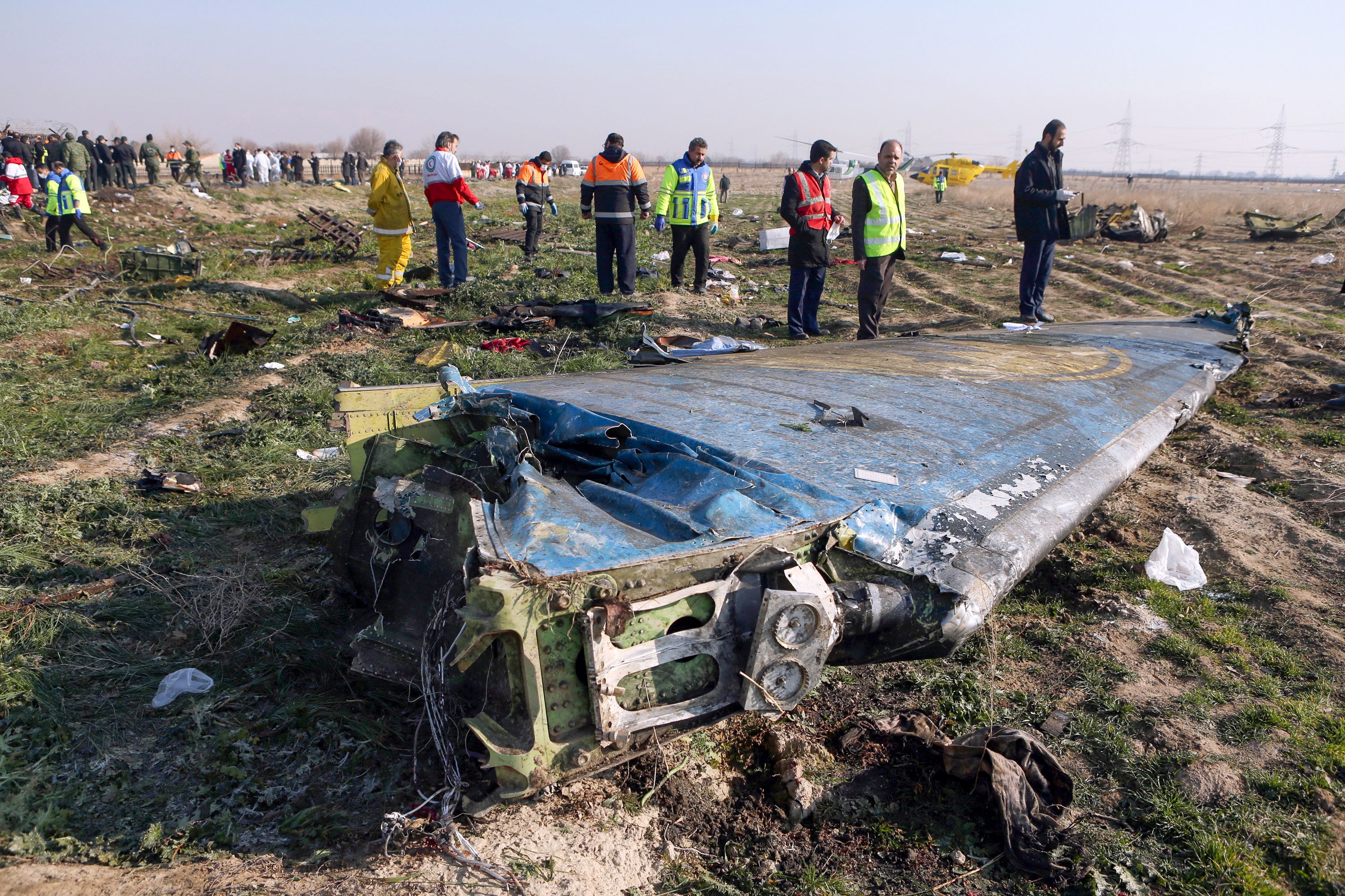 Foto divulgada por la agencia de noticias iraní donde se ve los servicios de emergencia trabajando en el lugar donde cayó el avión de Ukraine Airlines. (Foto Prensa Libre: Hemeroteca PL)