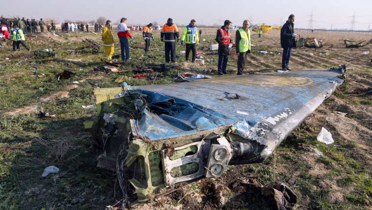 Foto divulgada por la agencia de noticias iraní donde se ve los servicios de emergencia trabajando en el lugar donde cayó el avión de Ukraine Airlines. (Foto Prensa Libre: Hemeroteca PL)
