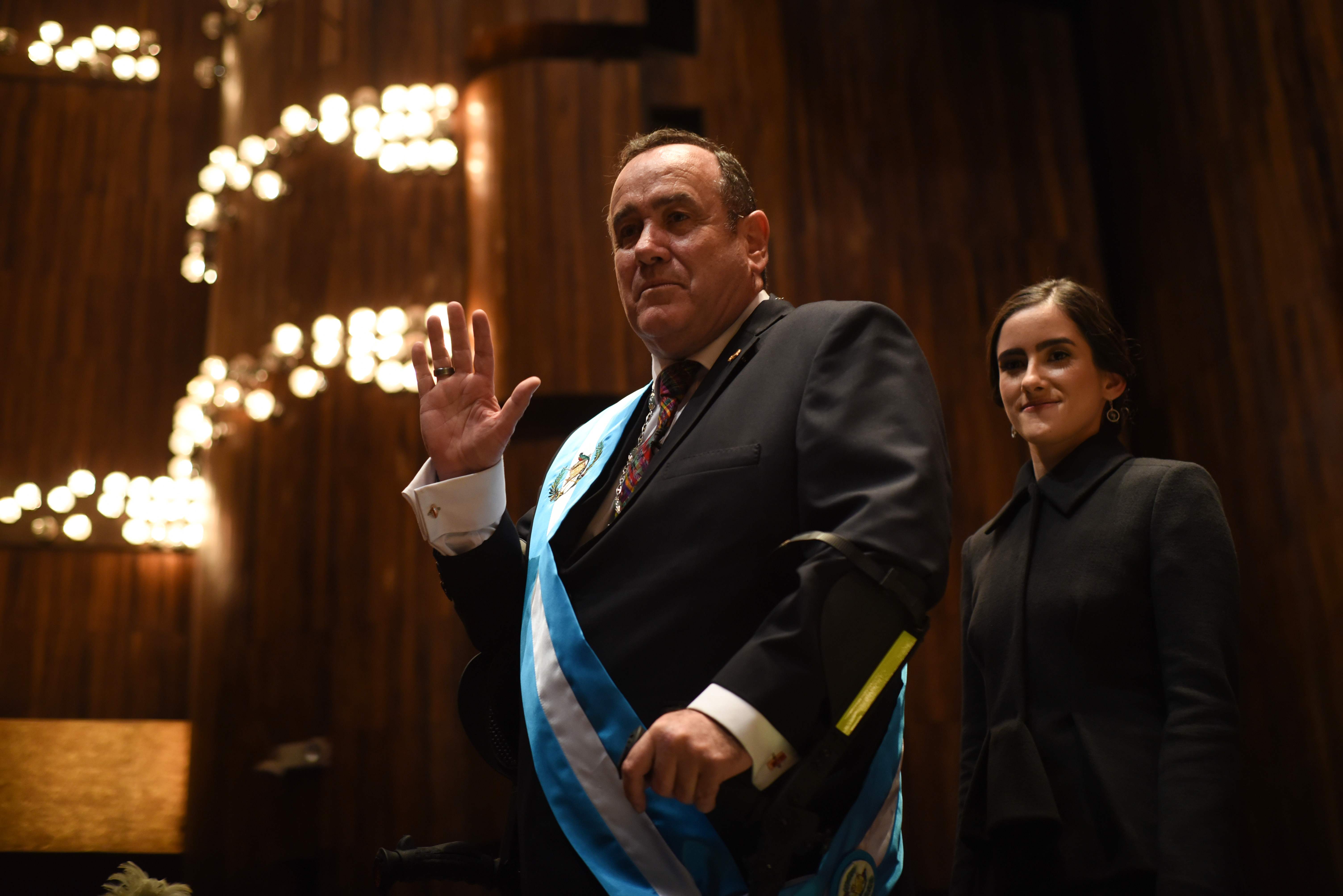 Alejandro Giammattei Falla junto a su hija Ana Marcela, luego de ser juramentado como presidente de la República. (Foto Prensa Libre: AFP)
