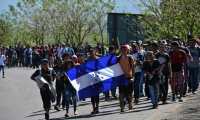 Migrantes hondureños a su paso por Puerto Barrios, Izabal. (Foto Prensa Libre: EFE)