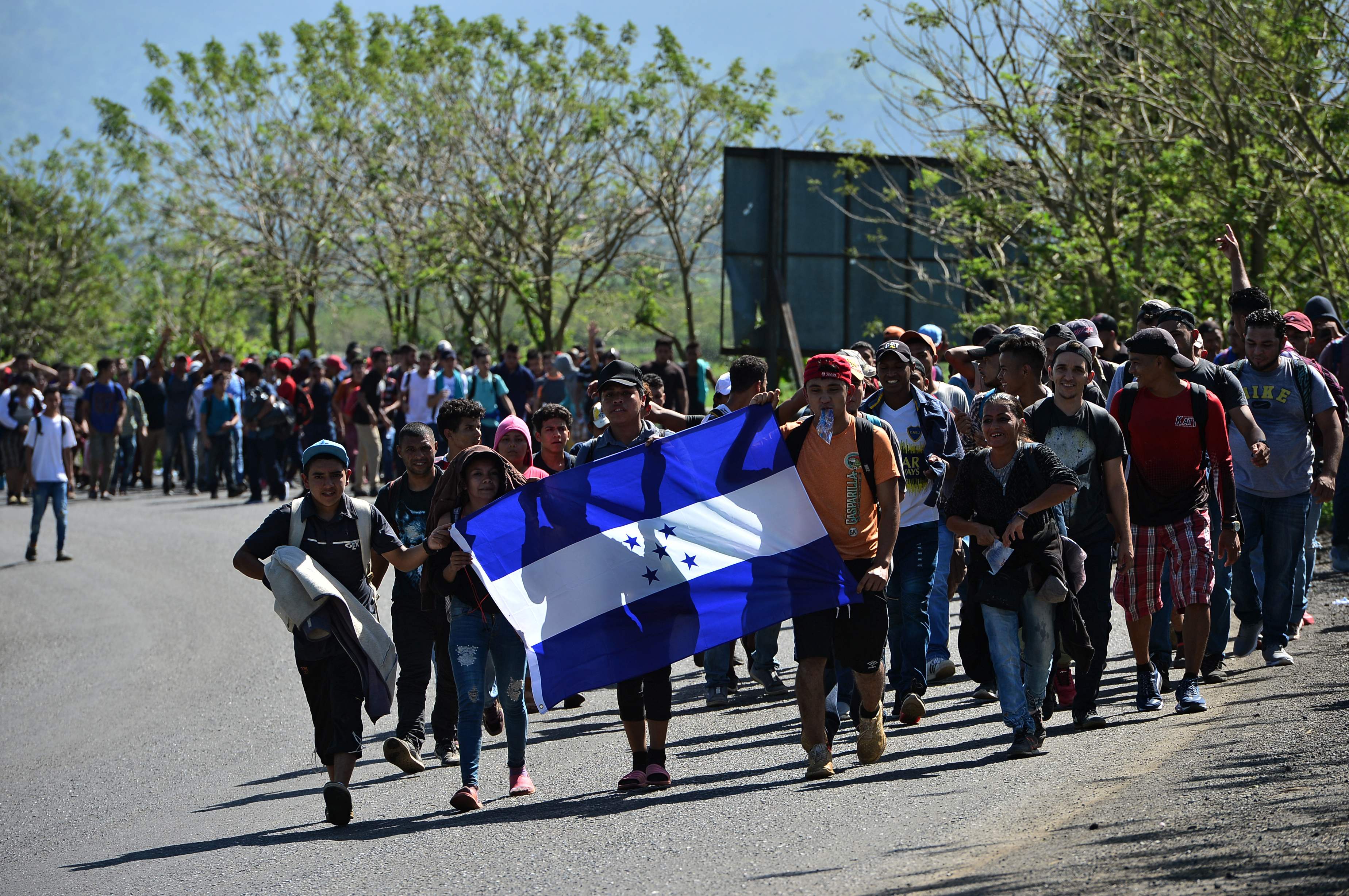 Migrantes hondureños a su paso por Puerto Barrios, Izabal. (Foto Prensa Libre: EFE)