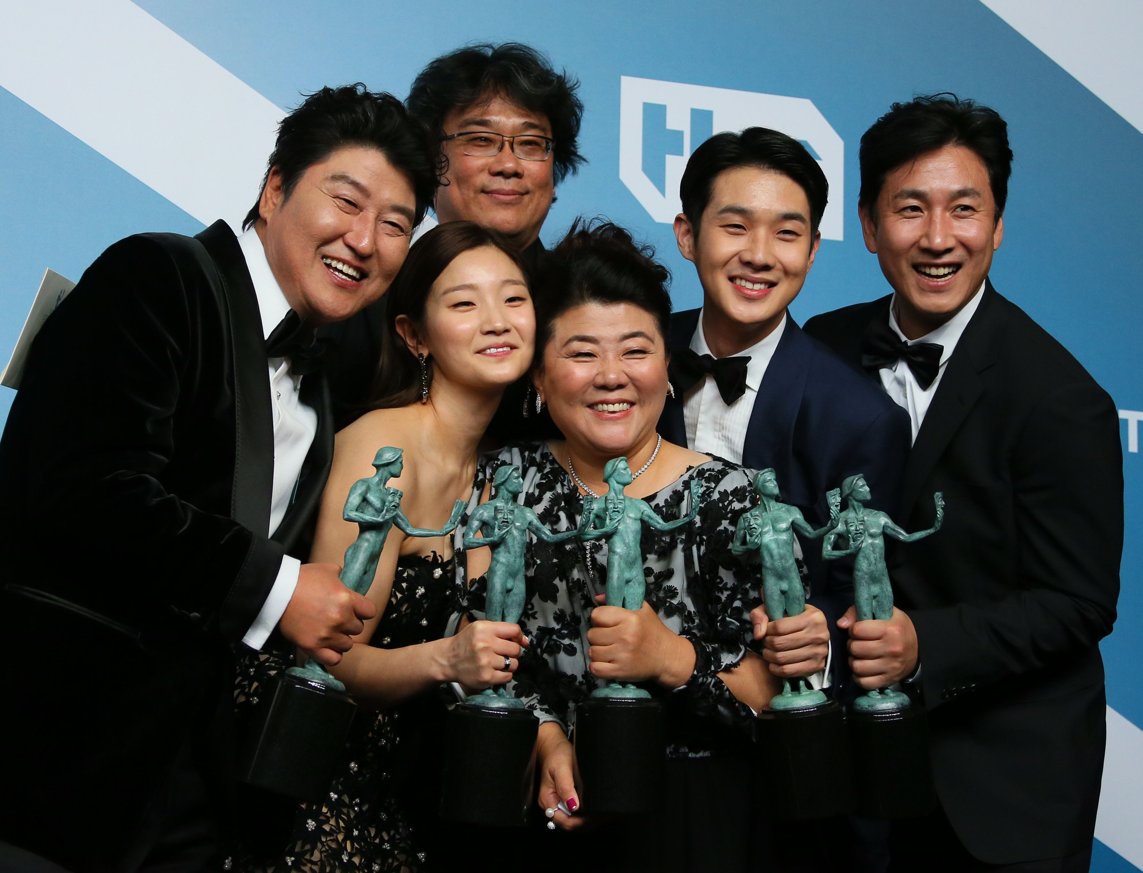 El elenco de "The Parasit" recibiendo el premio de Mejor Reparto en los SAG celebrados el 19 de enero en Los Ángeles. Foto Prensa Libre: AFP