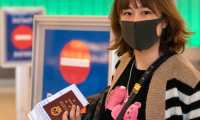 Passengers wear protective masks to protect against the spread of the Coronavirus as they arrive at the Los Angeles International Airport, California, on January 22, 2020. - A new virus that has killed nine people, infected hundreds and has already reached the US could mutate and spread, China warned on January 22, as authorities urged people to steer clear of Wuhan, the city at the heart of the outbreak. (Photo by Mark RALSTON / AFP)