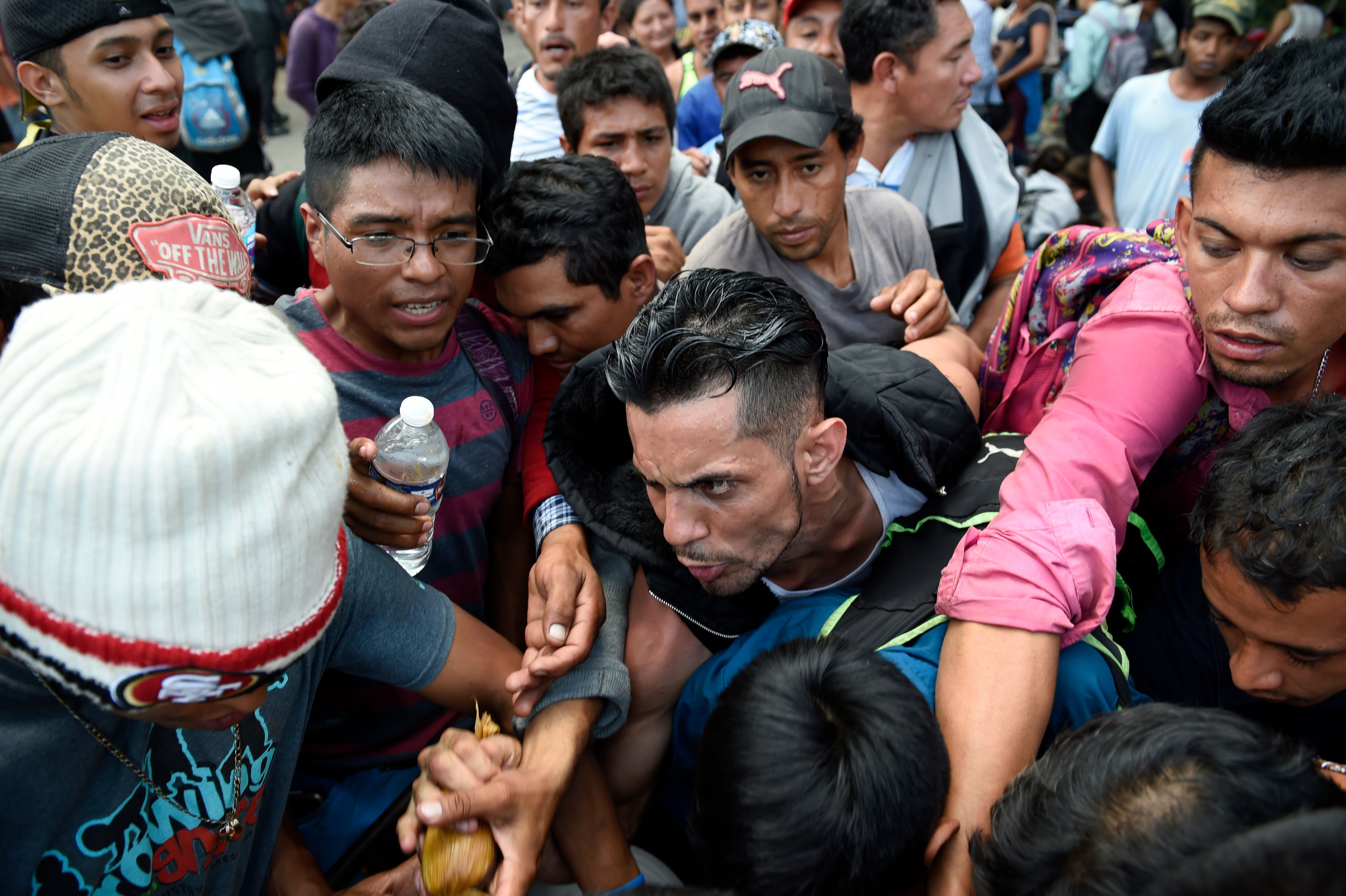Caravanas de centroamericanos buscaron desde 2018 ingresar en bloque de forma indocumentada a Estados Unidos. (Foto Prensa Libre: Hemeroteca PL)