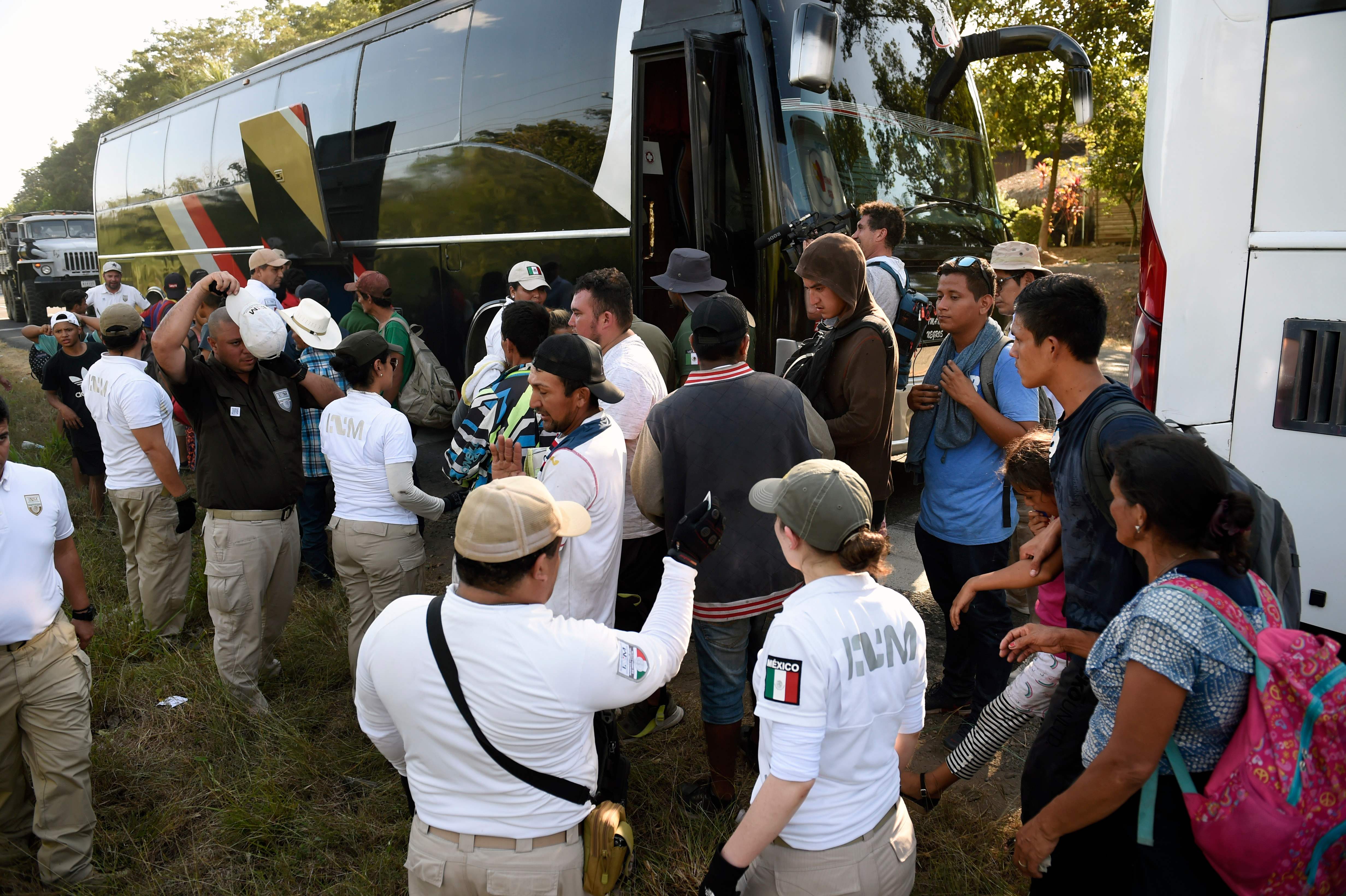 La caravana de migrantes en Tecún Umán pone en riesgo las operaciones del sistema aduanero y de seguridad, aunque por el momento las operaciones se realizan con normalidad, según la SAT. (Foto Prensa Libre: AFP) 