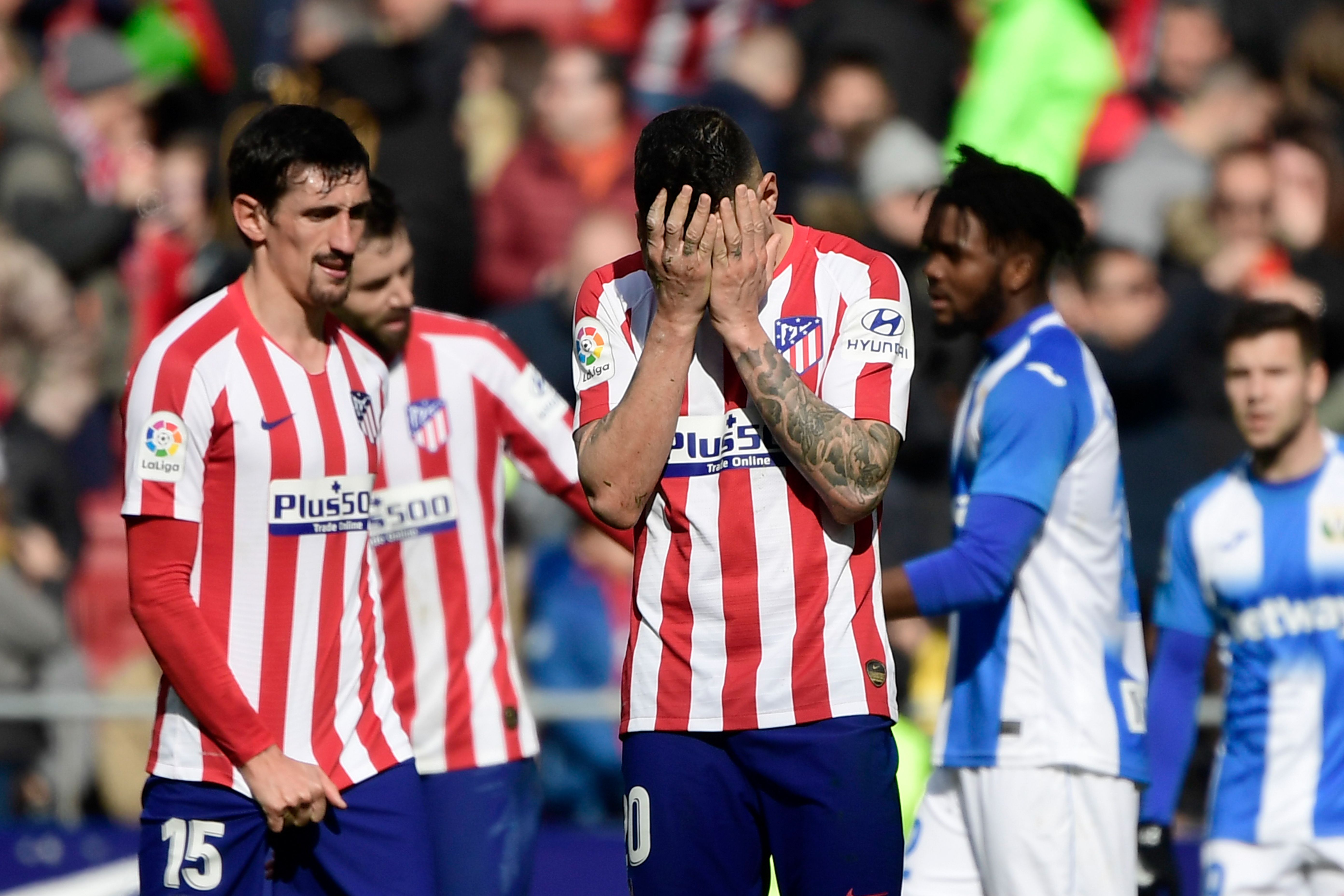 Los jugadores del Atlético de Madrid se lamentan el empate conseguido. (Foto Prensa Libre: AFP)