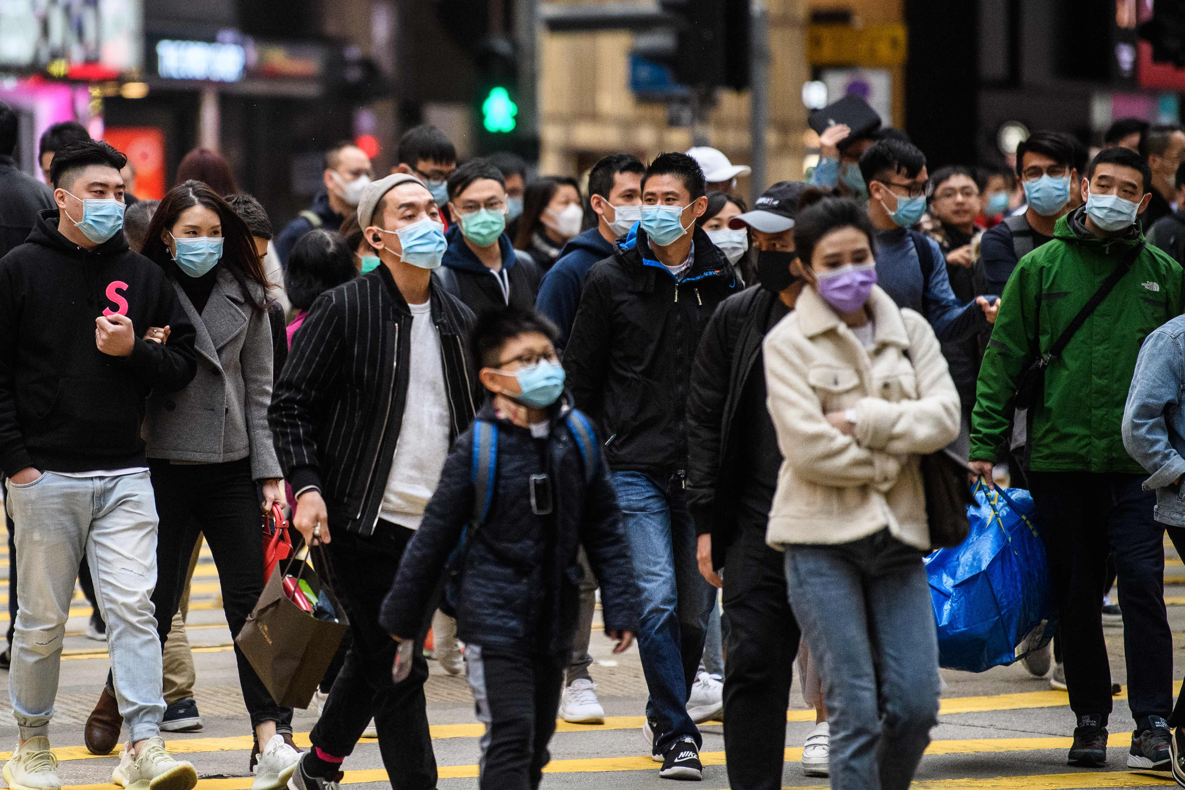 Miles de ciudadanos en China utilizan mascarillas para protegerse de varias enfermedades. (Foto Prensa Libre: AFP)