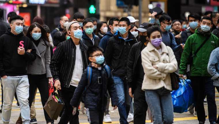 Miles de ciudadanos en China utilizan mascarillas para protegerse de varias enfermedades. (Foto Prensa Libre: AFP)