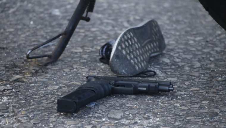 Una de las armas que quedó tirada en el lugar de la balacera en la zona 6. (Foto Prensa Libre: PNC).