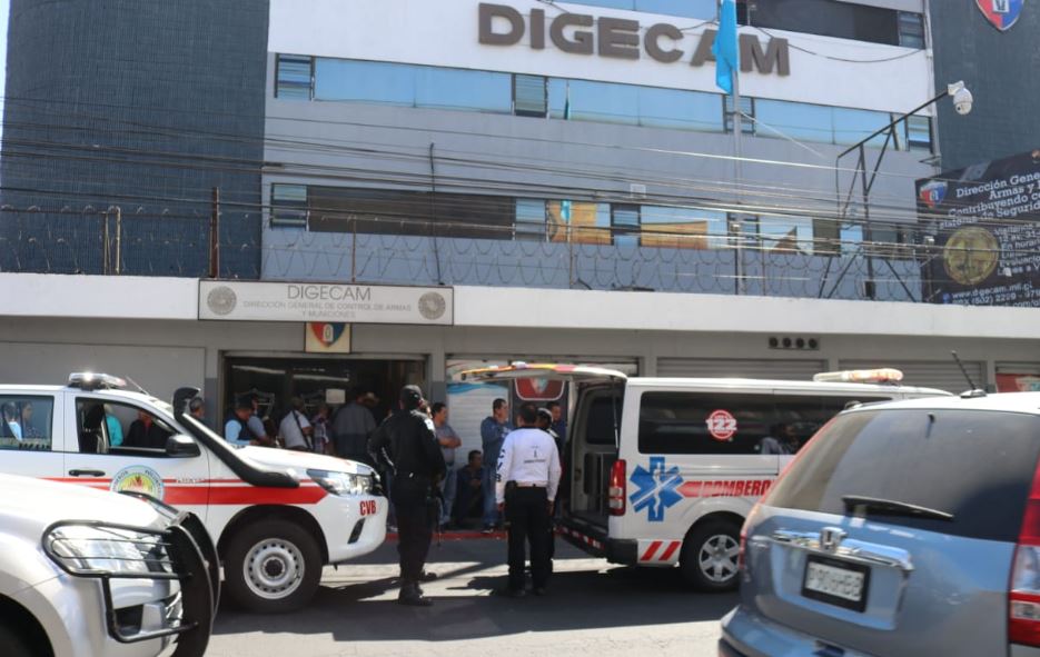 El arma se accionó cuando su dueño hacia fila para ingresar al Digecam. (Foto Prensa Libre: Bomberos Voluntarios). 