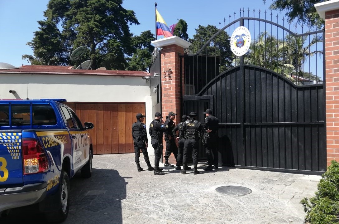Agentes de la Policía Nacional Civil verifican las condiciones de seguridad en la embajada de Colombia en zona 14. (Foto Prensa Libre: Fernando Cabrera)