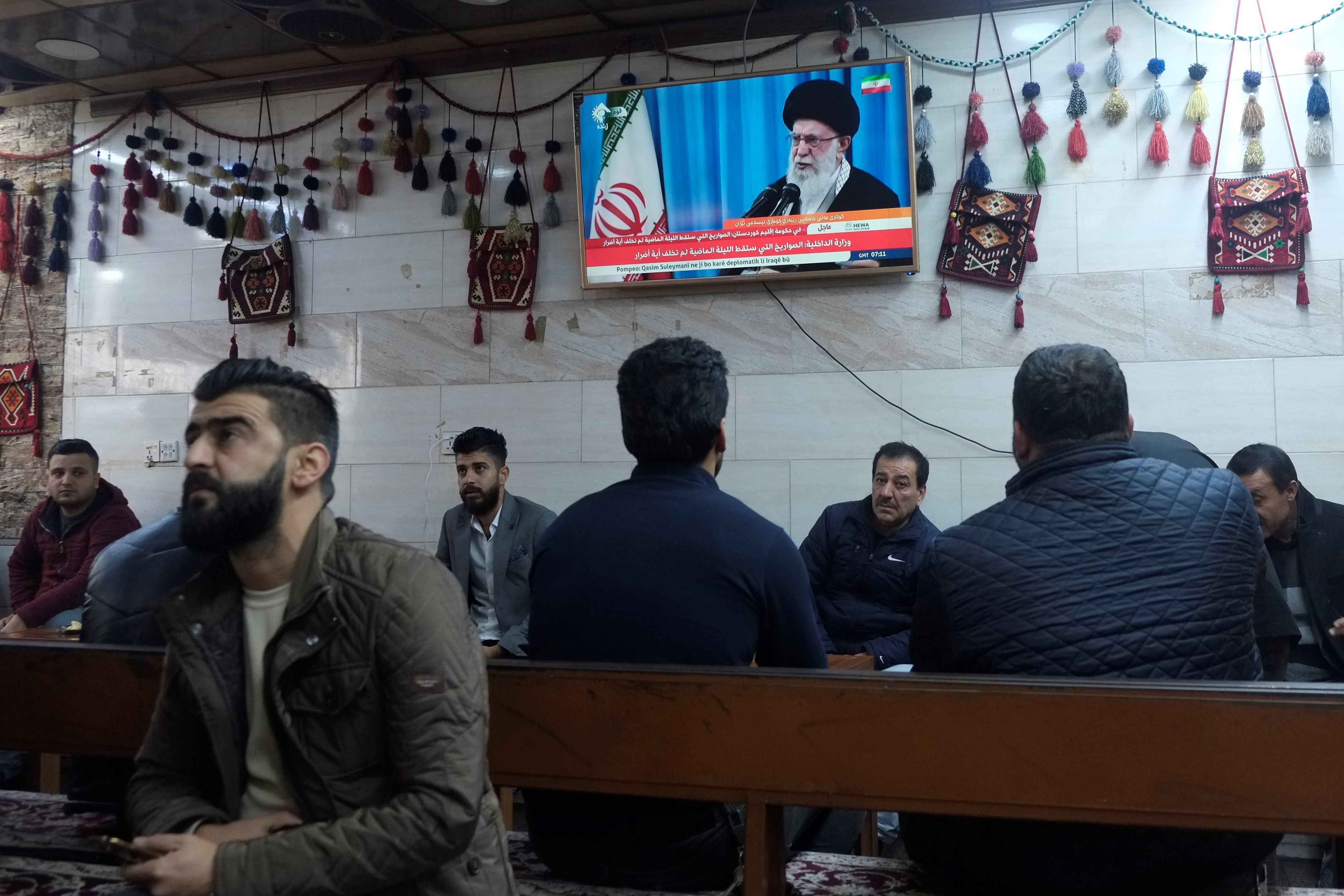 Hombres kurdos ven el discurso del líder supremo iraní, Ali Jamenei, en una cafetería de Erbil, la capital de la región del Kurdistán en el norte de Irak. (Foto Prensa Libre: EFE)