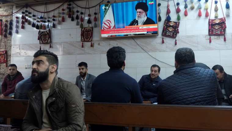 Hombres kurdos ven el discurso del líder supremo iraní, Ali Jamenei, en una cafetería de Erbil, la capital de la región del Kurdistán en el norte de Irak. (Foto Prensa Libre: EFE). 