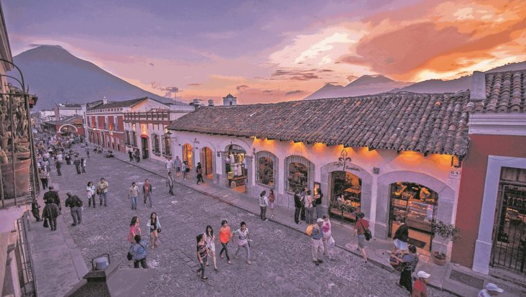 Antigua Guatemala atrajo más de 500 mil visitantes durante la temporada de fin de año en el 2019. (Foto Prensa Libre: Iván Castro)