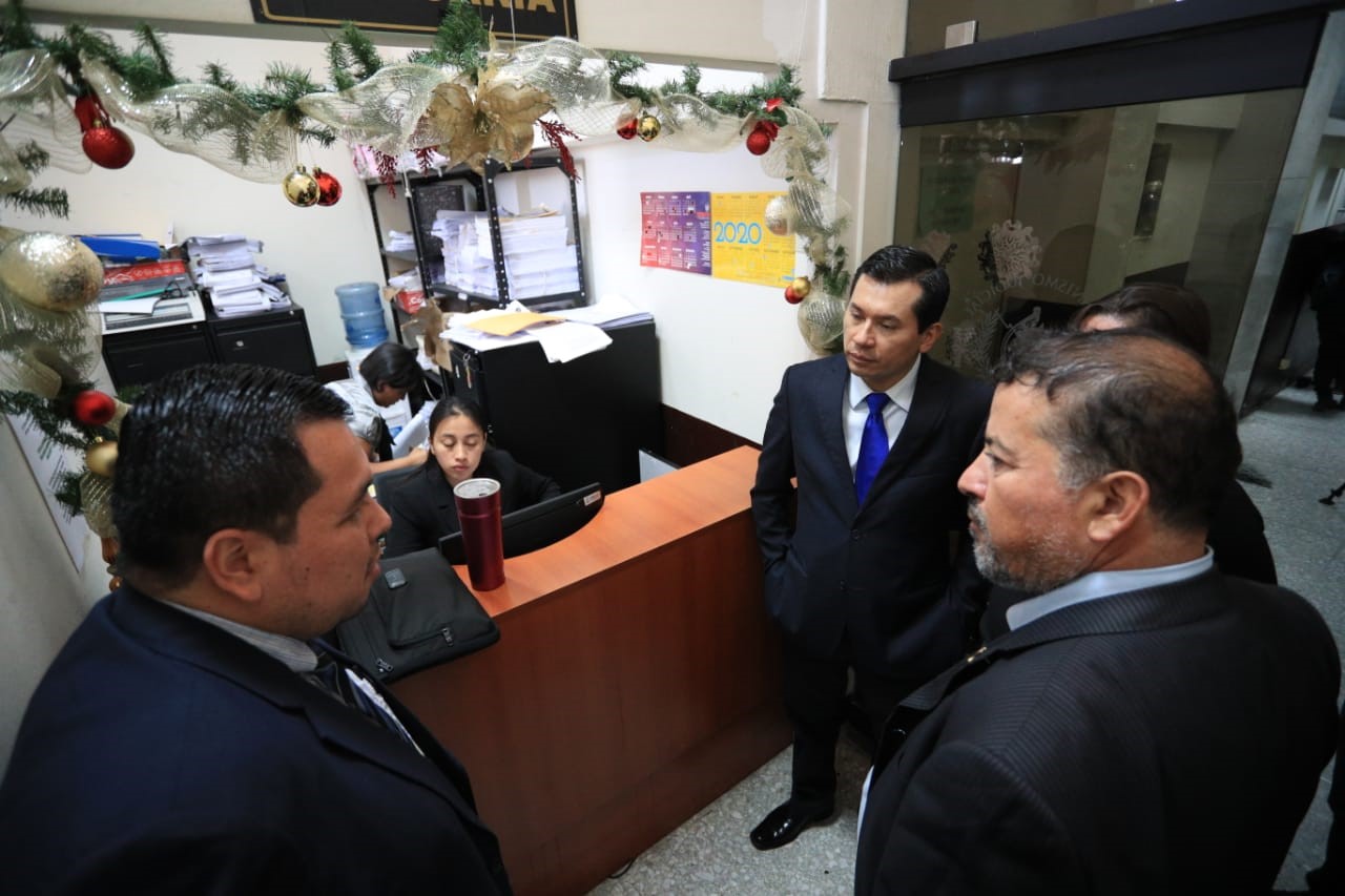 El diputado Armando Escribá -en medio- es acompañado por abogados en el Juzgado de Mayor Riesgo D, se presentó el 13 de enero de 2020 y luego fue detenido por la Policía Nacional Civil. (Foto Prensa Libre: Carlos Hernández)