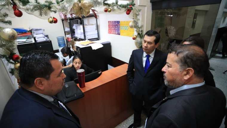 El diputado Armando Escribá -en medio- es acompañado por abogados en el Juzgado de Mayor Riesgo D, se presentó el 13 de enero de 2020 y luego fue detenido por la Policía Nacional Civil. (Foto Prensa Libre: Carlos Hernández)