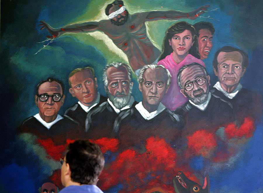 Mural de los jesuitas asesinados por militares en El Salvador. (Foto Prensa Libre: AFP)