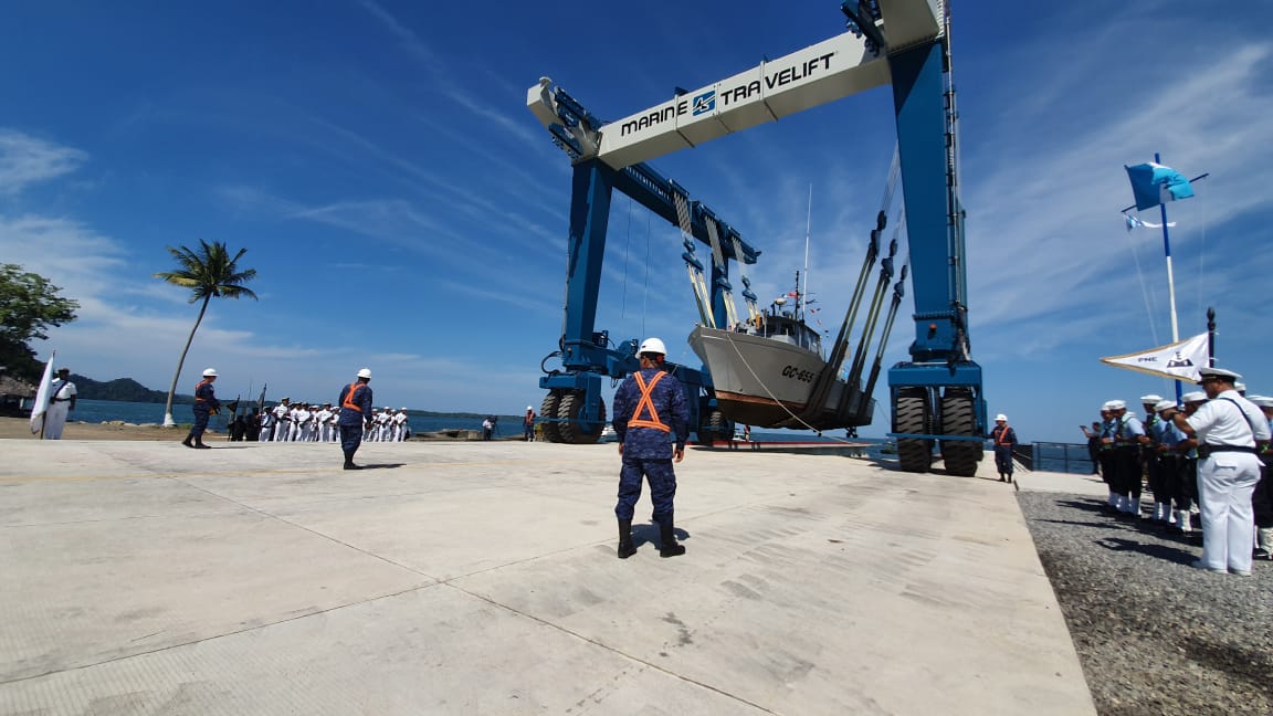La grúa del astillero naval del Ejército de Guatemala tiene capacidad de carga de 430 toneladas. (Foto Prensa Libre: Dony Stewart)