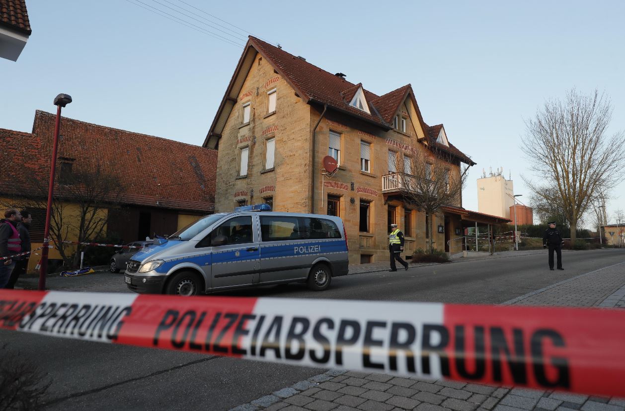 La Policía asegura la escena del crimen después de un tiroteo en Rot am See, Alemania. (Foto Prensa Libre: EFE).