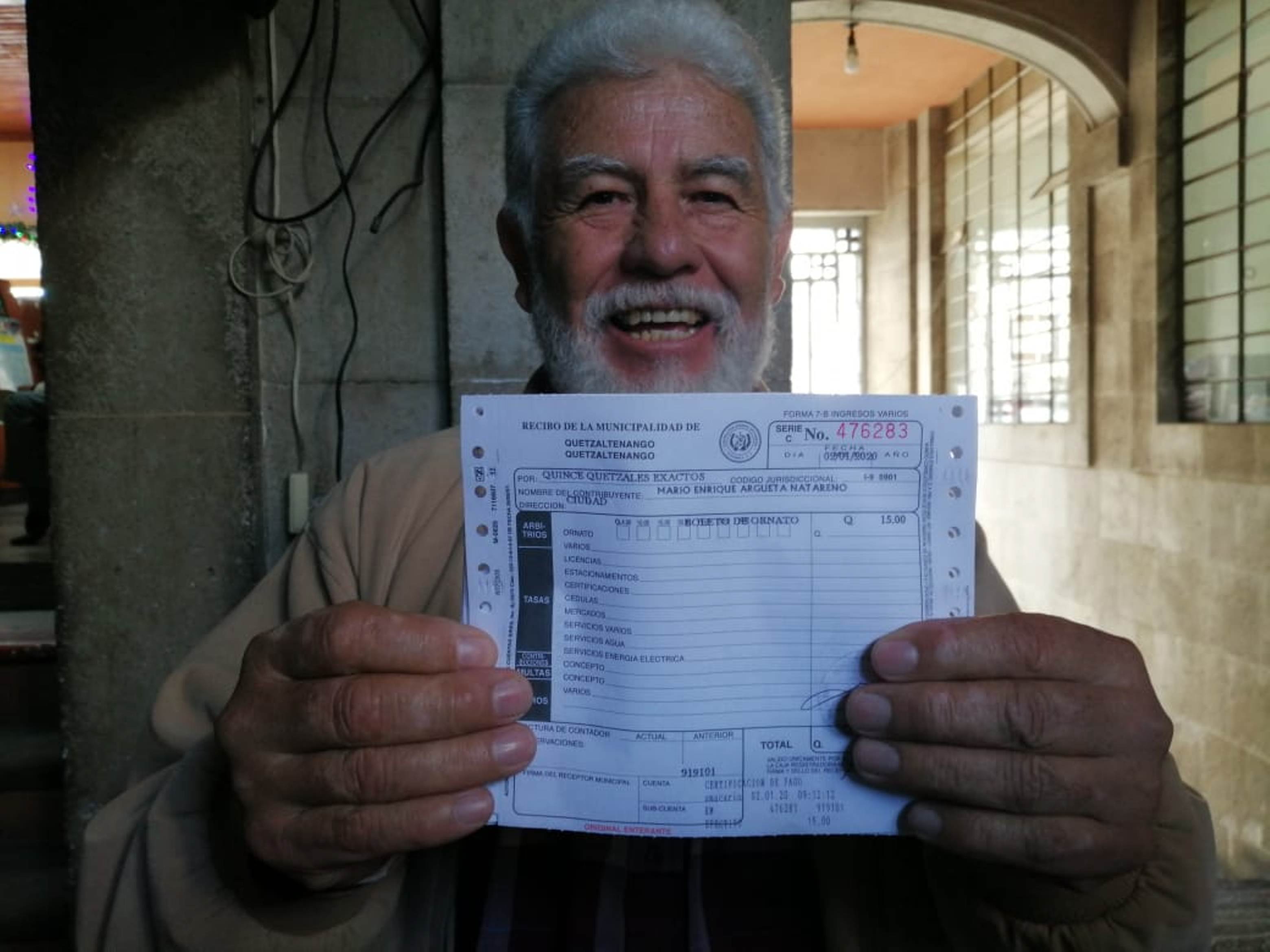 Mario Argueta, uno de los vecinos que pagó el Boleto de Ornato desde el primer día hábil del 2020. (Foto Prensa Libre: María Longo) 