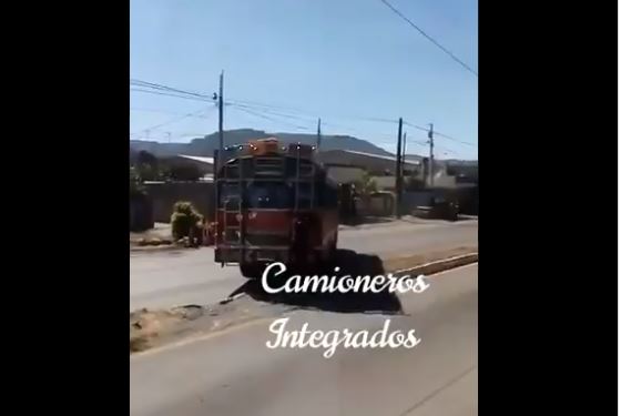 Momento en que bus circula contra la vía en la ruta al Pacífico, Amatitlán. (Foto Prensa Libre: Tomada de redes sociales). 
