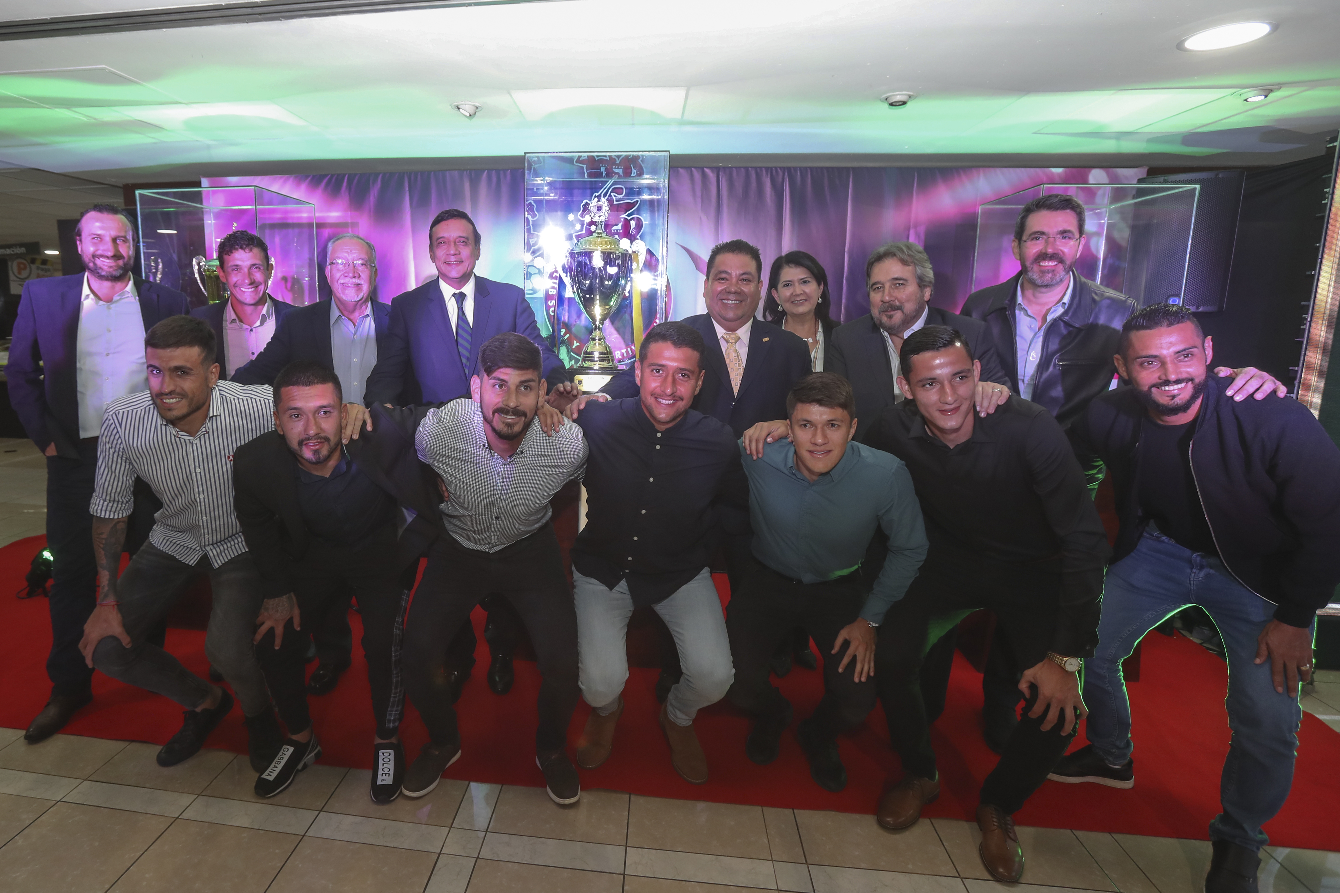 Directivos de Banrural, Municipal y parte del plantel del Club Municipal posan con los trofeos que ganaron en el 2019. (Foto Prensa Libre: Norvin Mendoza)