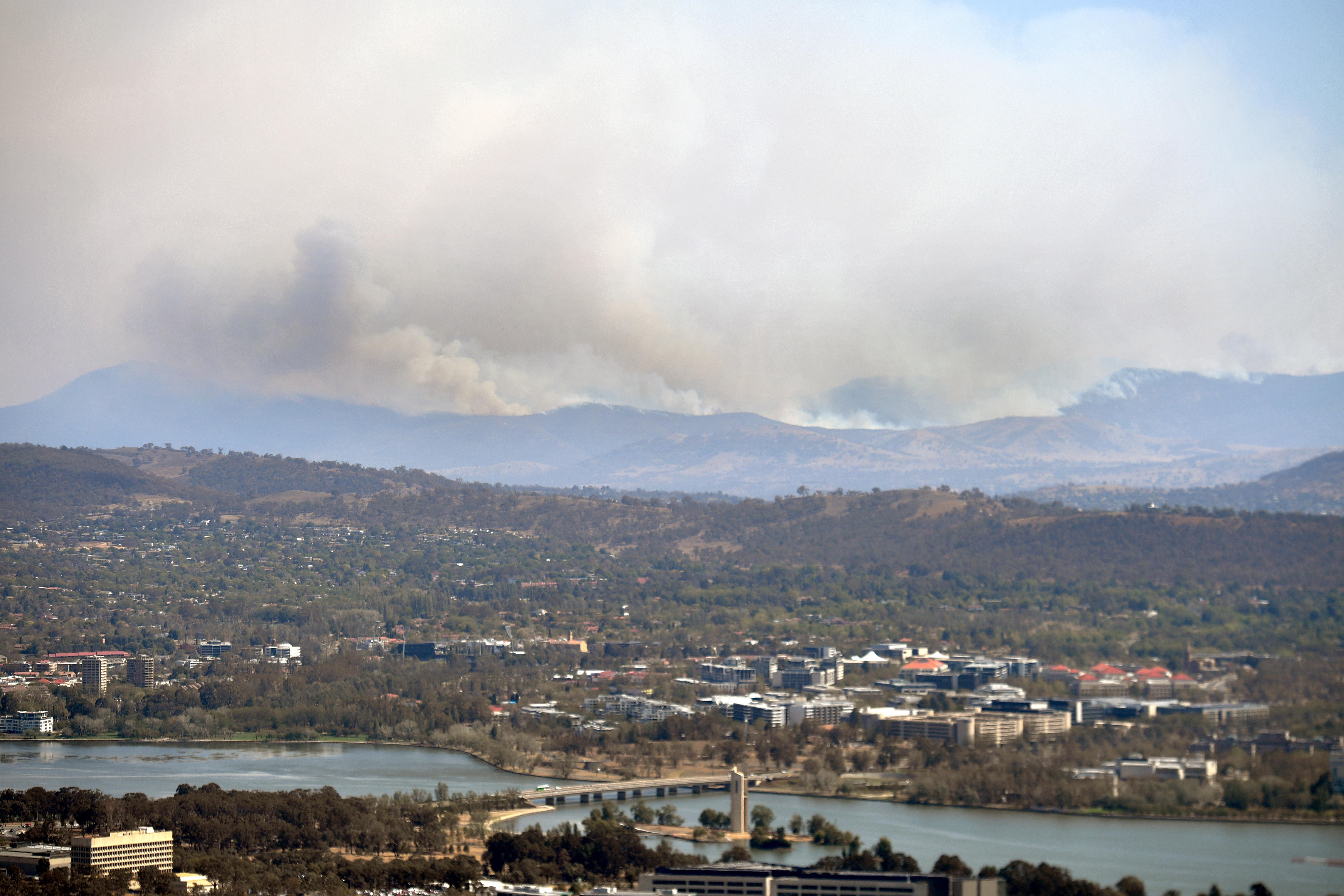 El fuego comienza a llegar a los barrios de la capital australiana. (Foto Prensa Libre: EFE)