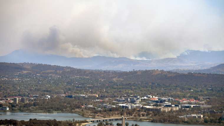 El fuego comienza a llegar a los barrios de la capital australiana. (Foto Prensa Libre: EFE)