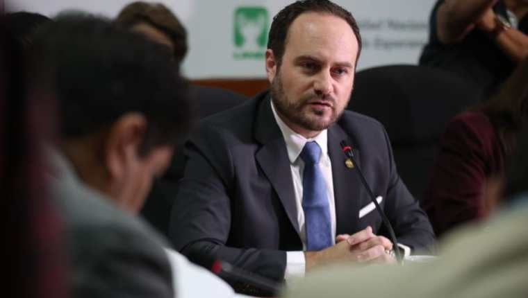 El canciller Pedro Brolo informa sobre las destituciones en misiones diplomáticas. (Foto Prensa Libre: Carlos Hernández). 
