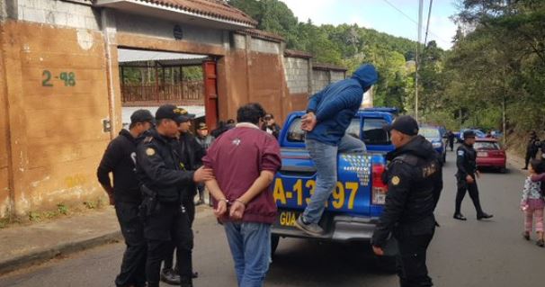Particulares capturados cuando participaban en el robo de una vivienda en la aldea Las Anonas, San José Pinula. (Foto Prensa Libre: PNC).  