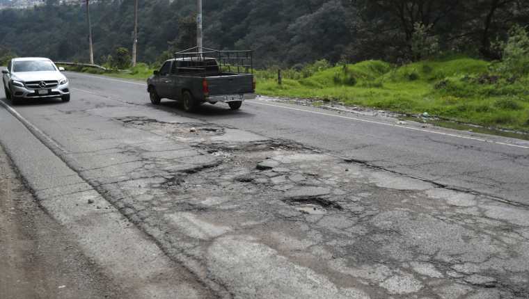 Desde el año 2018 los vecinos de Quetzaltenango y Cantel piden la reparación de la carretera que conecta ambos municipios. (Foto Prensa Libre: María Longo) 