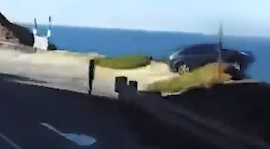 Momento en el que el vehículo cae en el agua en un precipicio en California, Estados Unidos. (Foto Prensa Libre: Tomada de ActualidadRT). 