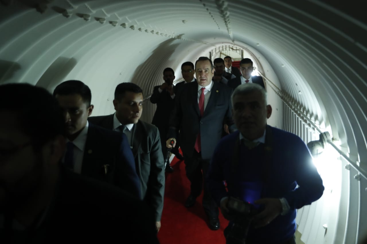 El presidente Alejandro Giammattei recorre el tunel que conecta la Casa Presidencial con el Palacio Nacional de la Cultura. (Foto Prensa Libre: Esbin García)