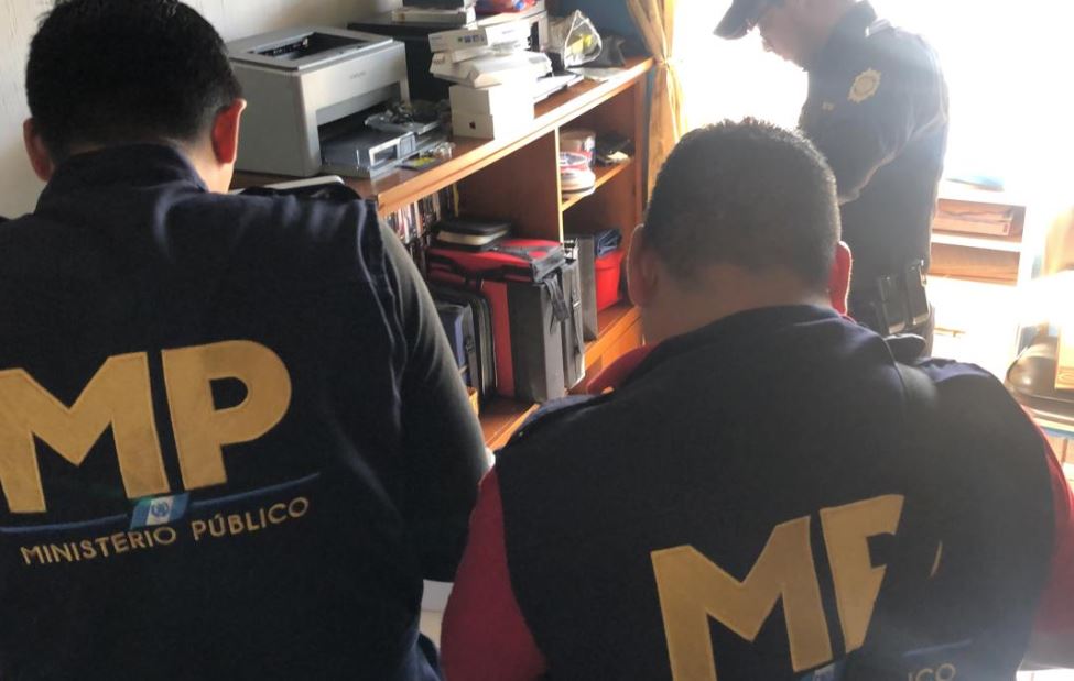 El MP efectúa los allanamientos por caso de producción de pornografía infantil. (Foto Prensa Libre: MP)