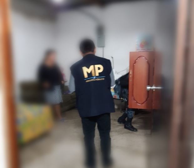 Autoridades participan en operativos para capturar a señalados de defraudación aduanera. (Foto Prensa Libre: MP).