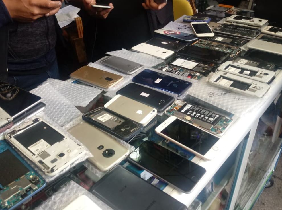 Algunos de los celulares decomisados en la Plaza El Amate. (Foto Prensa Libre: MP). 