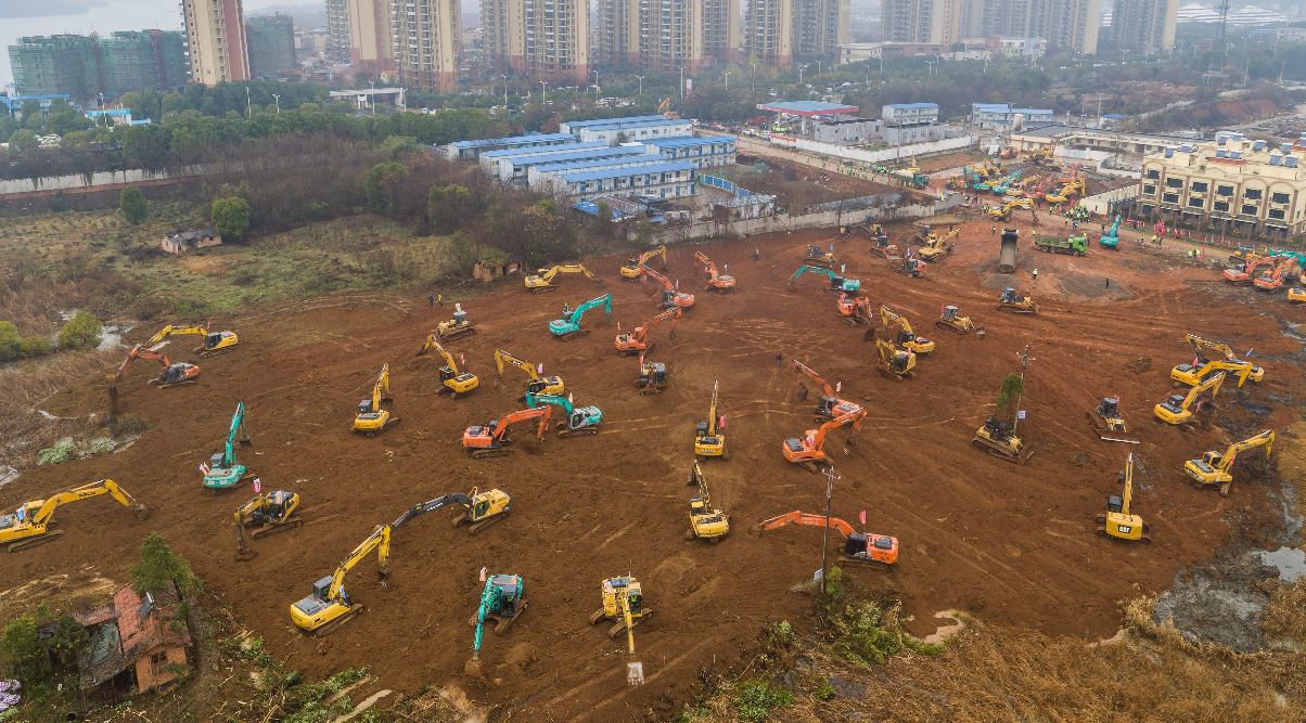 Imagen aérea muestra excavadoras en el sitio de construcción de un hospital para tratar a pacientes de un brote de virus mortal en Wuhan, en China. (Foto Prensa Libre: AFP). 