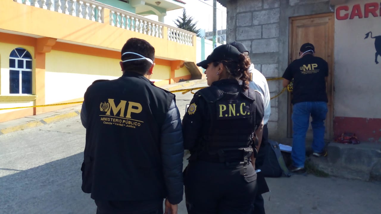 Fiscales del Ministerio Público y agentes de la Policía Nacional Civil acudieron al lugar para las investigaciones. (Foto Prensa Libre: Raúl Juárez)