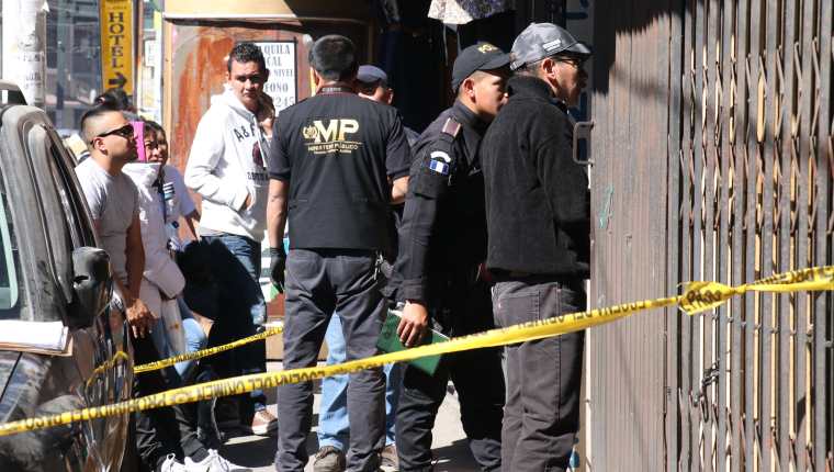 Ministerio Público y Policía Nacional Civil buscan indicios en el negocio donde se registró el robo. (Foto Prensa Libre: Raúl Juárez)