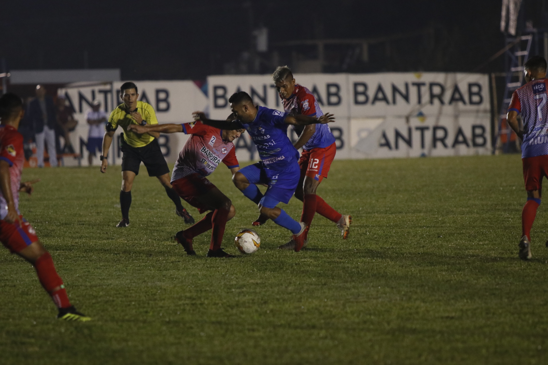 Los cobaneros se estrellaron con el orden de Iztapa. (Foto Prensa Libre: José Sierra) 