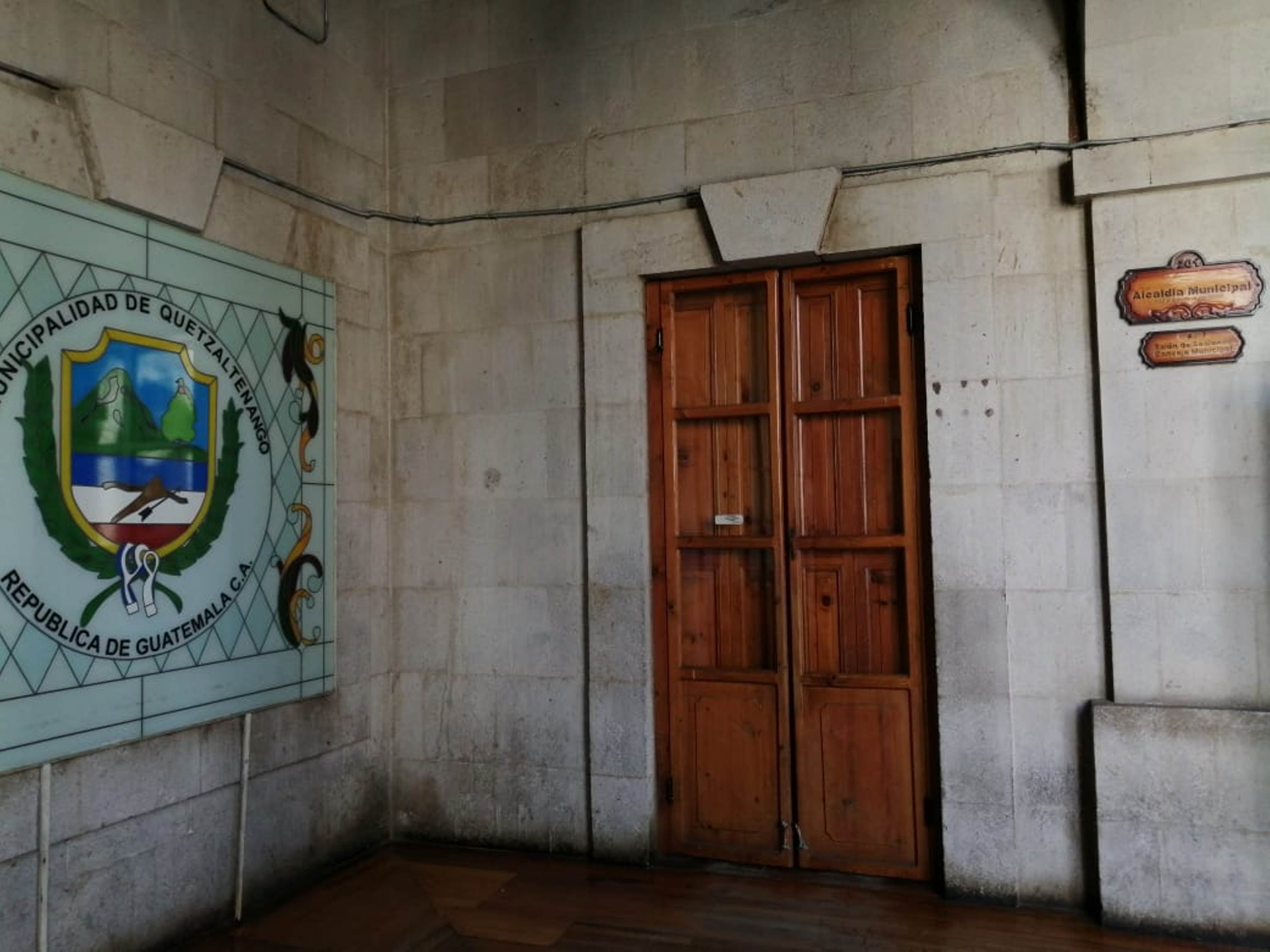 Al mediodía de este jueves el salón de sesiones de la Municipalidad de Quetzaltenango estaba cerrado porque no hubo reunión del Concejo. (Foto Prensa Libre: María Longo) 