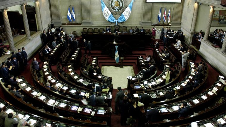 Varias iniciativas de ley en materia económica quedaron pendientes y se espera que la nueva legislatura las retome. (Foto Prensa Libre: Hemeroteca PL)