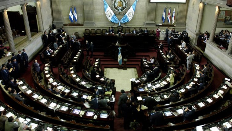 Varias iniciativas de ley en materia económica quedaron pendientes y se espera que la nueva legislatura las retome. (Foto Prensa Libre: Hemeroteca)