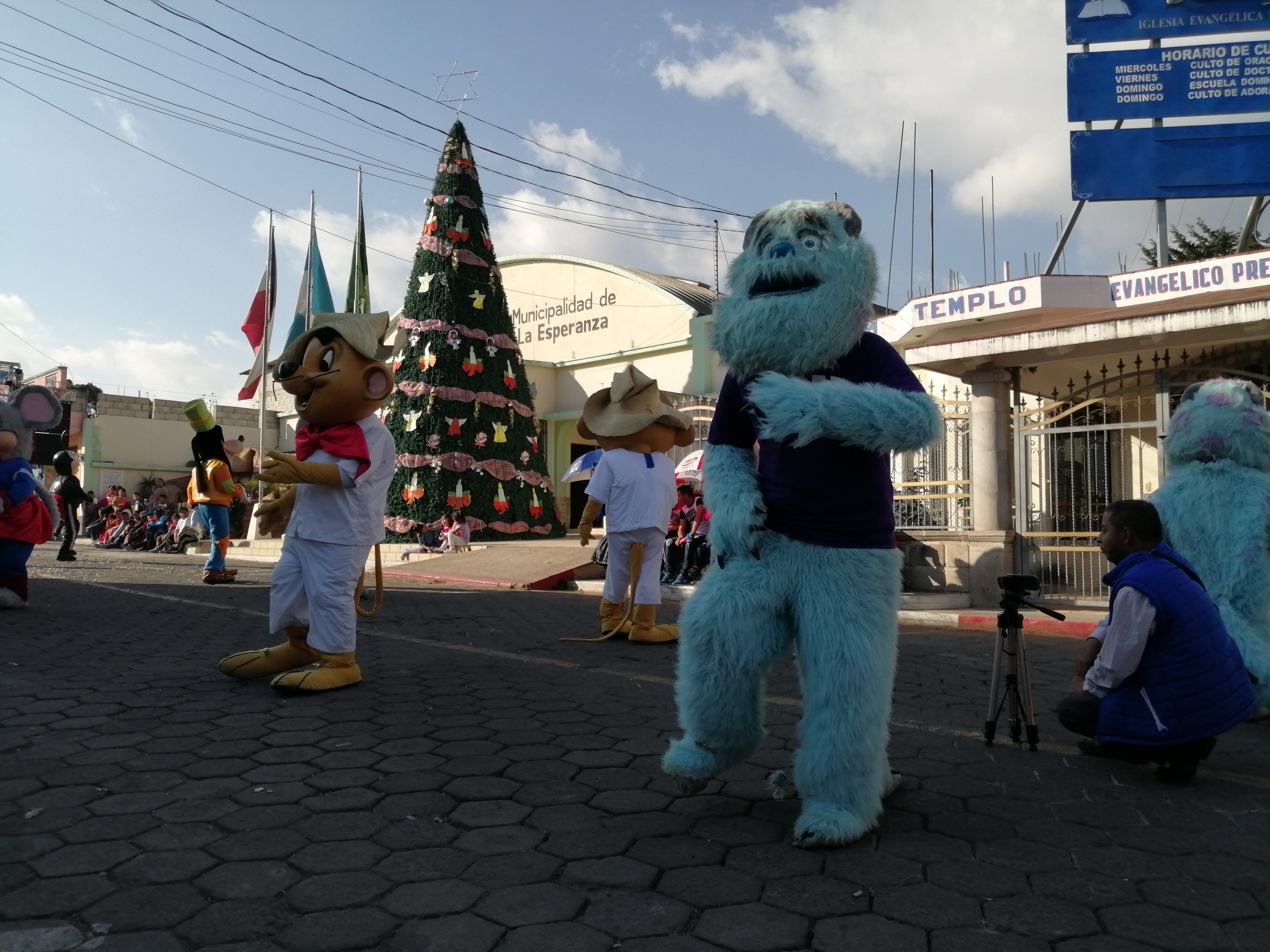 En La Esperanza, Quetzaltenango, los participantes bailaron en el parque central por más de cinco horas. (Foto Prensa Libre: María Longo)  