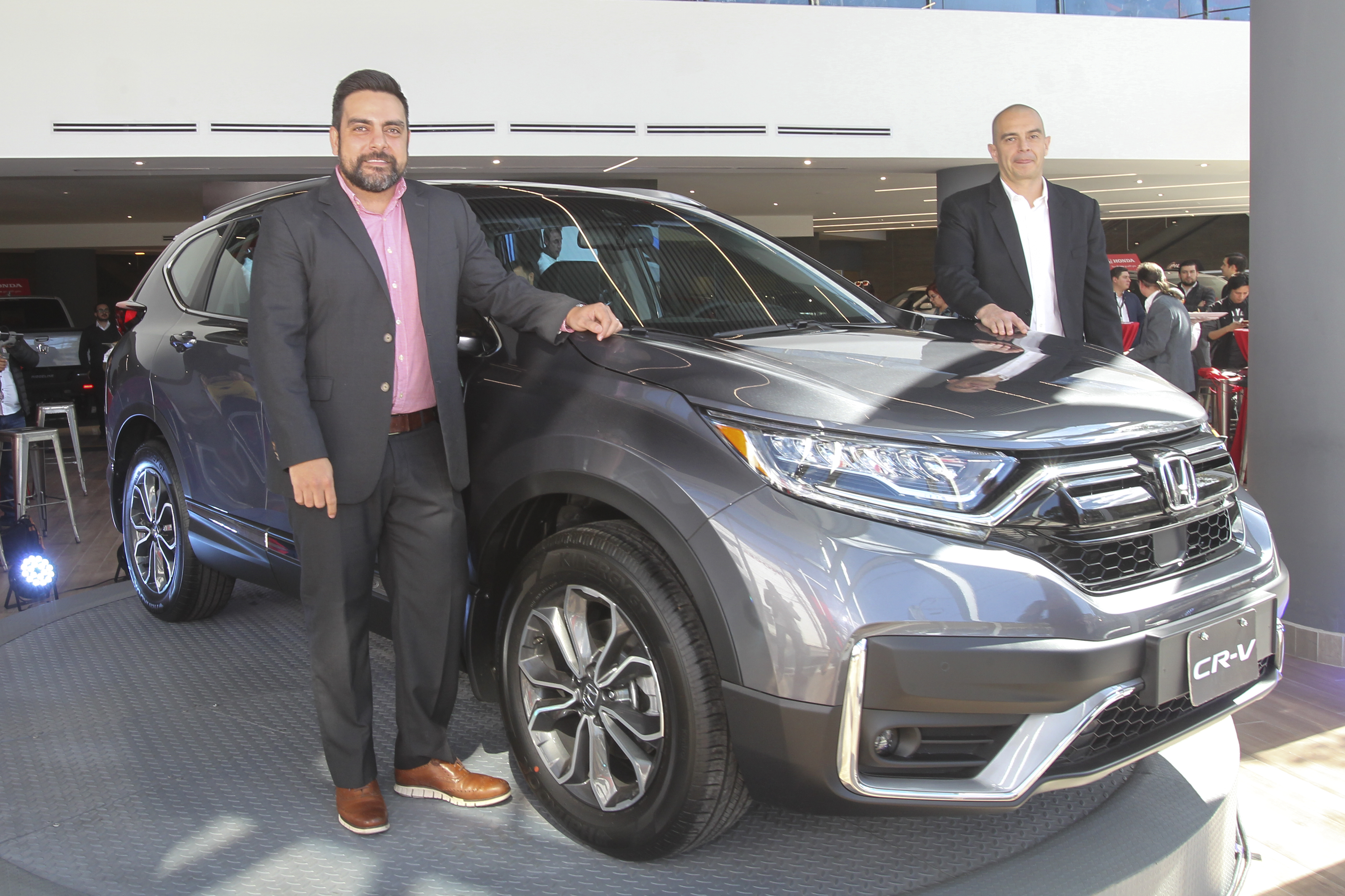 Pablo Matul, gerente comercial, y Gerardo Ralón, gerente general de Honda Guatemala, mostraron la nueva CR-V 2020. Foto Prensa Libre: Norvin Mendoza