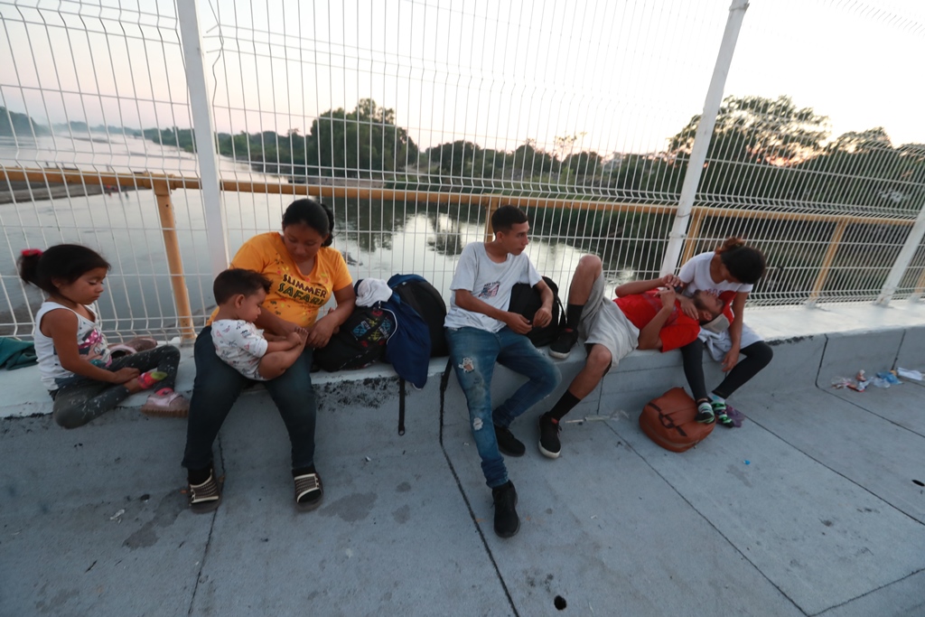 Los hondureños Elena Villalobos y Andrés García junto a sus hijos Ashley y Said, esperan ingresar a territorio mexicano. (Foto Prensa Libre: Mynor Toc)