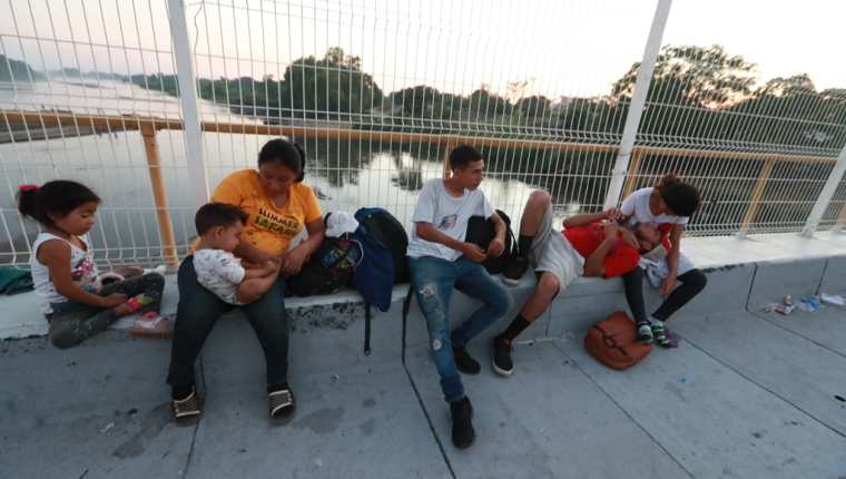 Los hondureños Elena Villalobos y Andrés García junto a sus hijos Ashley y Said, esperan ingresar a territorio mexicano. (Foto Prensa Libre: Mynor Toc)