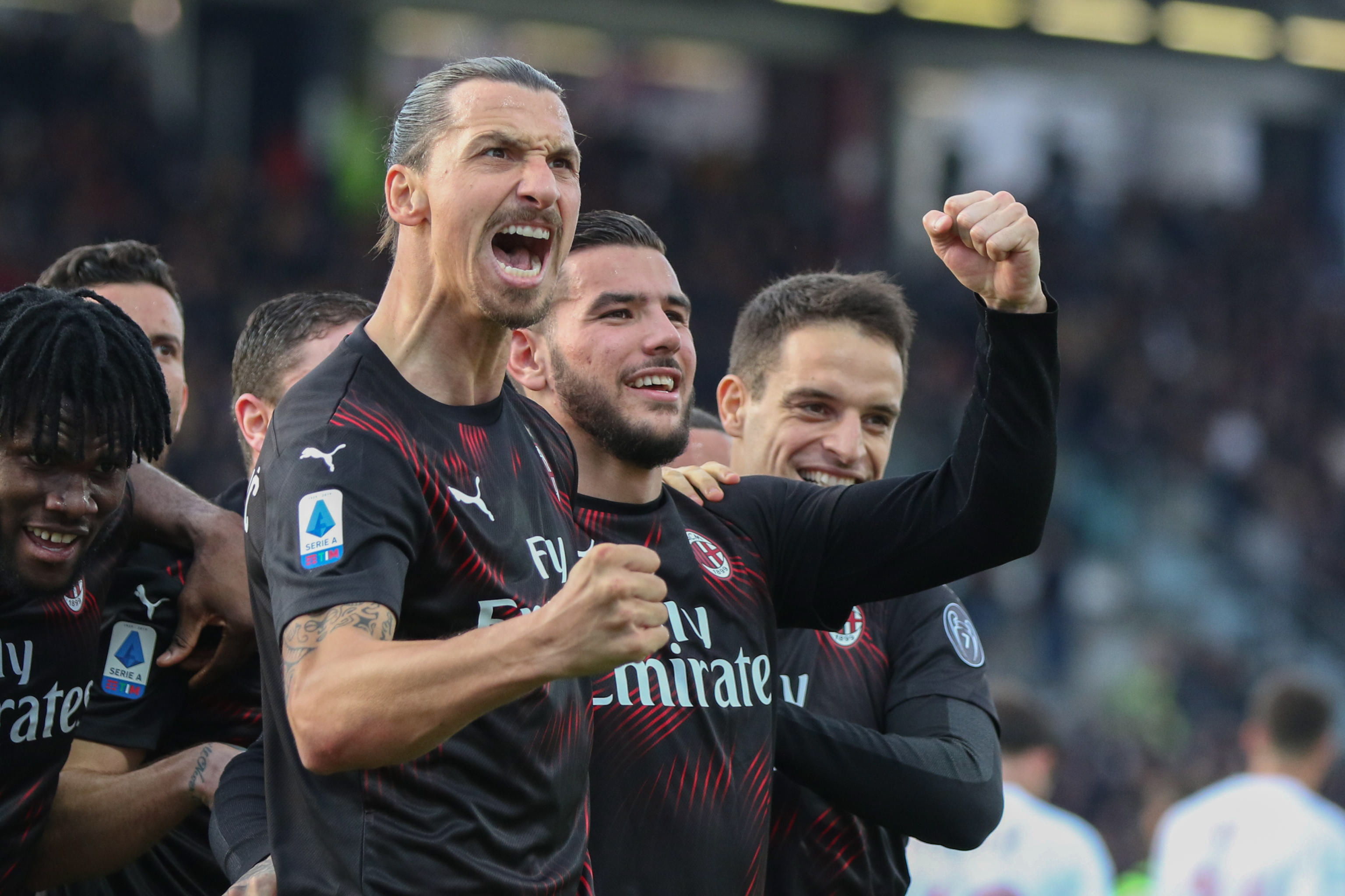 Zlatan Ibrahimovic celebró con el Milán en un partido oficial. (Foto Prensa Libre: EFE)