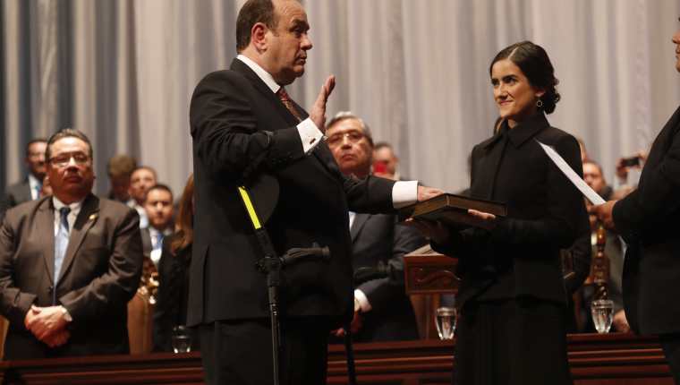 En el acto de cambio de Gobierno el presidente Giammattei juró sobre la biblia. (Foto Prensa Libre: Esbin García).
