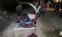 Migrantes duermen a la orilla del río Suchiate. (Foto Prensa Libre: Radio Progreso de Honduras).